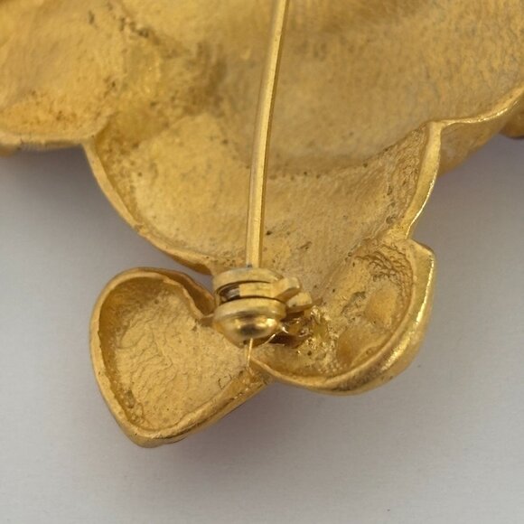 Disney Christmas Winnie the Pooh Bear Enamel Gold Tone Pin Brooch Holidays 2inch - Picture 5 of 7